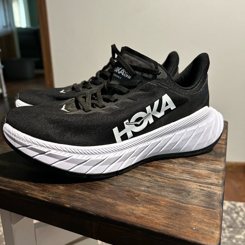 Women’s HOKA Carbon X. Never worn. Size 6.5.